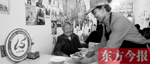 9月29日，輕院社區(qū)的“空巢老人”荊阿姨在一家飯店免費吃午餐