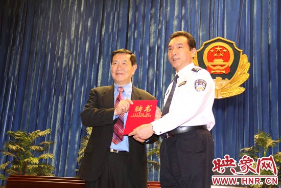 在歡迎儀式上，李昌鈺博士從鐵路警察學院院長郝宏奎手中接過了客座教授的聘書。