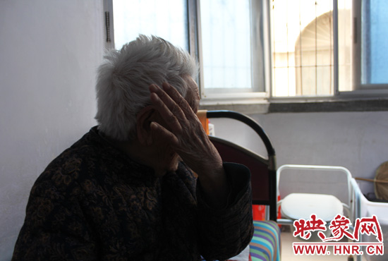 說起敬老院要搬遷,老太太忍不住流眼淚。