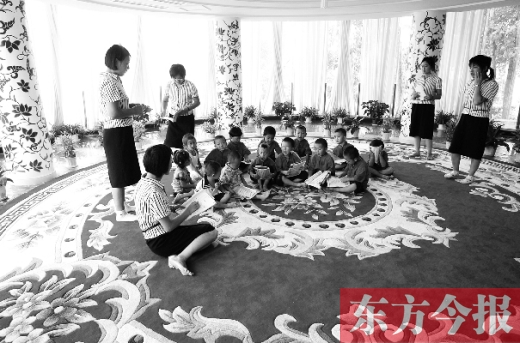 鄭州一幼兒園里的孩子在老師的帶領(lǐng)下讀《論語(yǔ)》。