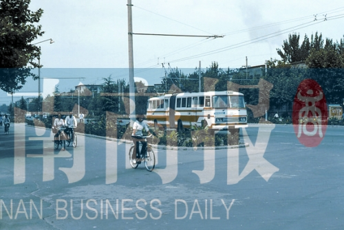 1983年的建設路，已經(jīng)有了電車