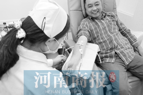 昨天，有市民看了商報(bào)報(bào)道后，前往獻(xiàn)血點(diǎn)獻(xiàn)血 記者 張郁/攝