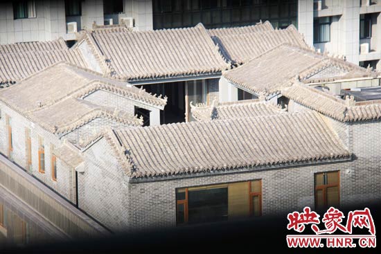 這座建筑里面的裝修奢華考究，門窗和吊頂均為紅木。