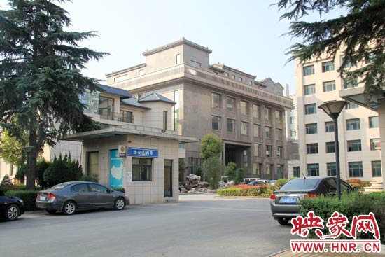 據(jù)這座建筑的一名工作人員稱，整座建筑為海龍集團所有，房屋建成之后用作公司紅木家具展示。