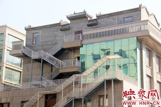這座建筑的背面，已建好步梯。