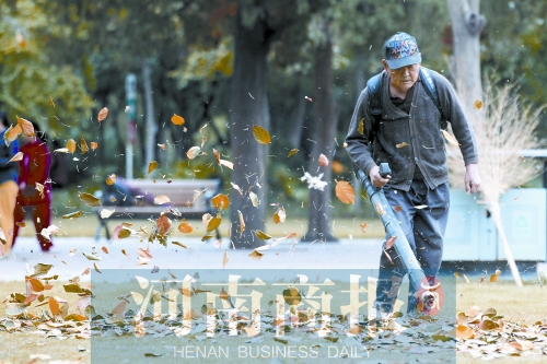 秋風(fēng)吹過(guò)，落葉滿地