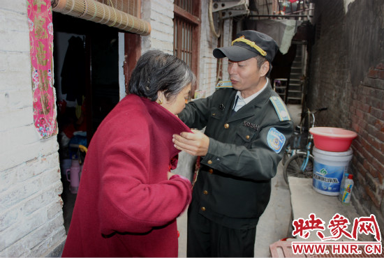 一馬路社區(qū)的巡防隊員們經(jīng)常前來幫助老人。
