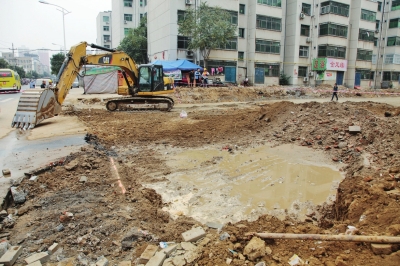 漢江路與行云路口，施工挖斷天然氣管道。