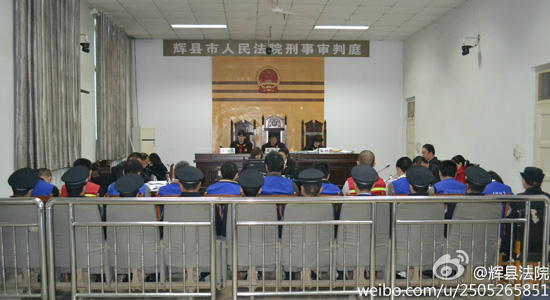 今天上午9：00，鄭州“皇家一號(hào)”系列案被告人賈某某等十一人涉嫌協(xié)助組織賣淫罪一案在輝縣市人民法院2