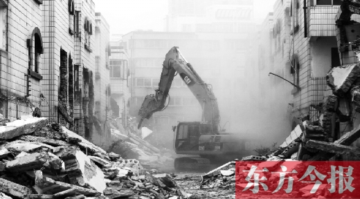 昨日，鄭州市棗莊社區(qū)拆遷現(xiàn)場，揚塵漫天，附近居民叫苦不迭