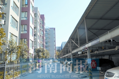 鄭州建設(shè)西路與工農(nóng)路交叉口西北角附近一小區(qū)內(nèi)，立體車庫已投入使用