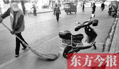 昨日，鄭州市中州大道上，穿梭于車流中上崗的環(huán)衛(wèi)工
