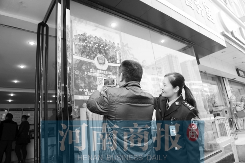 市民正在掃描二維碼，加關注