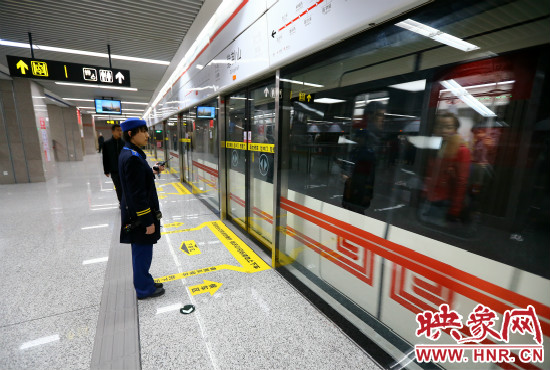自11月29日起，鄭州地鐵將進一步縮短行車間隔。