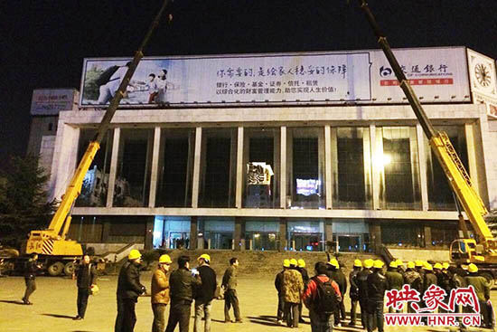 河南省人民會堂“釘子戶”違法廣告牌開始連夜拆除