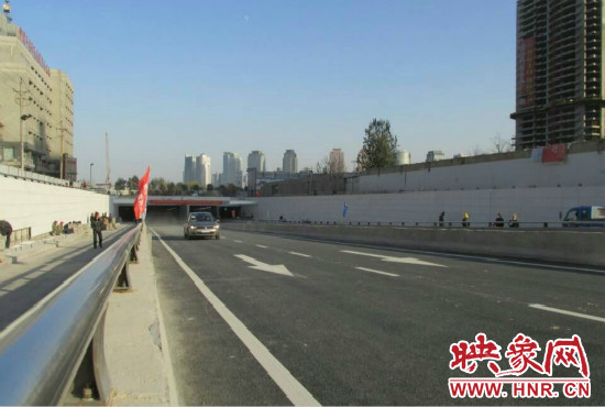 紅專路下穿中州大道隧道工程西起紅專路與姚寨路交叉口，東至紅專路與龍湖外環(huán)路交叉口。