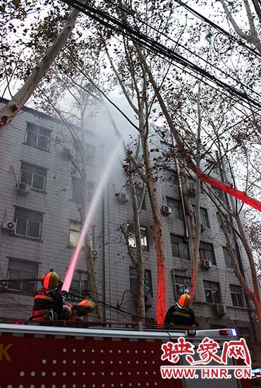 消防部門用高壓水槍對(duì)失火位置噴水