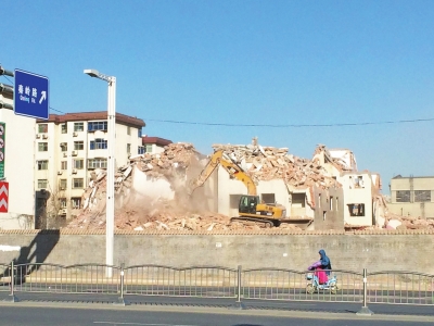航海路秦嶺路口的閆垌村拆遷現(xiàn)場，看不到防塵措施。