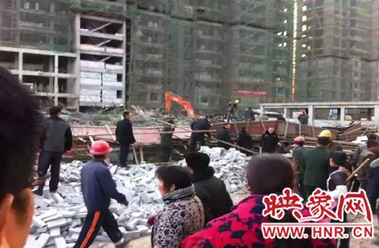 圖為事故現(xiàn)場(chǎng)情況，當(dāng)?shù)厝罕姽﹫D。