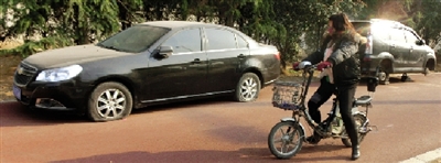 緊臨西三環(huán)一小區(qū)門口停的轎車，8輛車車胎被扎