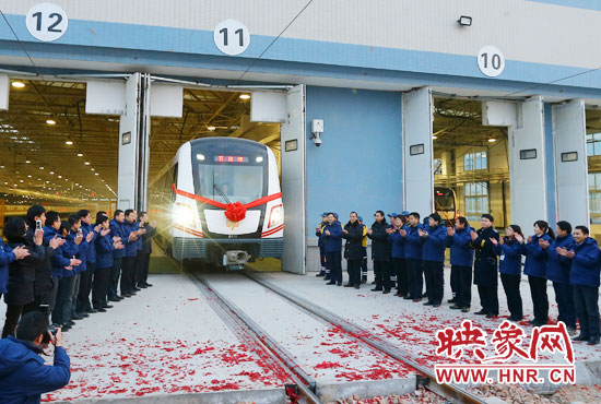 2013年12月28日鄭州地鐵第一班車發(fā)車。