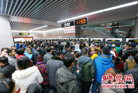 地鐵開通首日，上午十一點(diǎn)五十九分，紫荊山地鐵站售票機(jī)前擠滿了買票的市民。