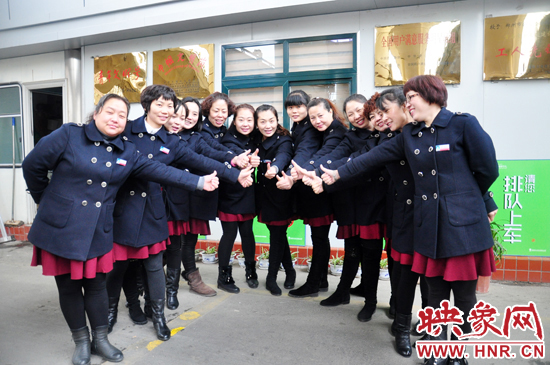 1月6日， 鄭州公交四公司一車隊104路公交線路的女車長們換上了新冬裝，讓人耳目一新。