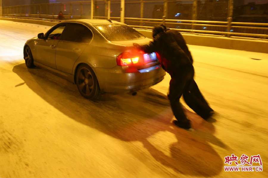 兩位“推車人”奮力的推著小車上橋。