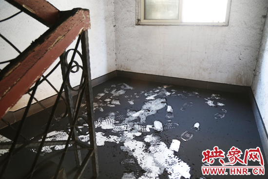 一樓到六樓的樓道內(nèi)都是黑色的煙塵。