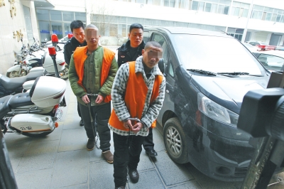 倆刑釋男子，冒充“富二代”，微信搜附近的人，專搶出入娛樂場所女性