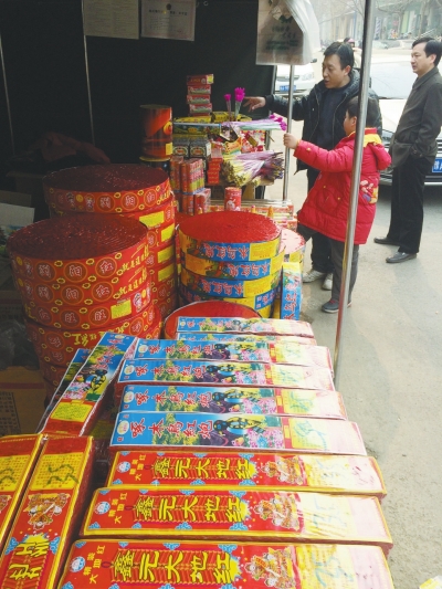一家鞭炮攤兒前，只有少數(shù)人駐足購買。