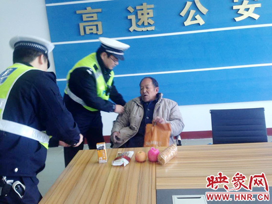 民警將老人帶回駐地。