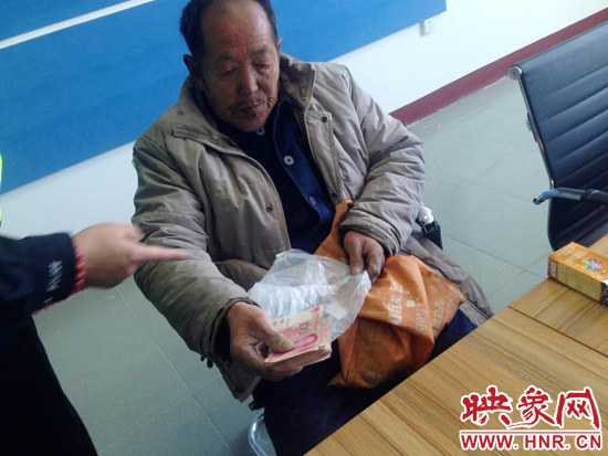 在把老人帶回駐地后，老人竟又從身上掏出幾千元現(xiàn)金要塞給民警。