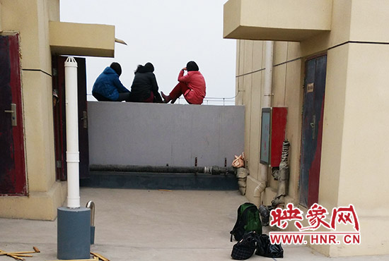 三人在樓頂始終不肯下來(lái)。