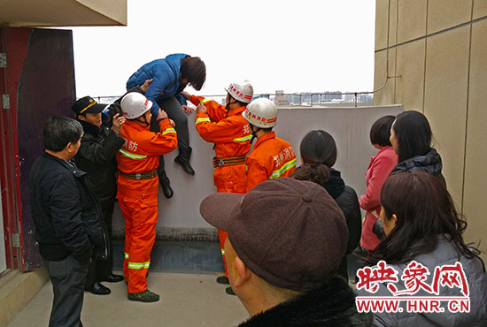 消防隊(duì)員和巡防隊(duì)員、民警將最后一名女子從樓頂救下。
