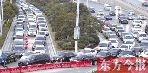 昨日，鄭州市福元路，車輛在僅剩的一條5米寬車道上堵得“不亦樂乎”
