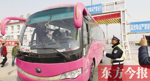 鄭州交警在鄭州黃河大橋安裝“機(jī)動(dòng)車緝查布控系統(tǒng)”嚴(yán)查違法運(yùn)輸行為，確保旅客安全。