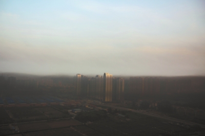 鄭州遇“平流霧”，上空晴朗，城市被黑霧籠罩