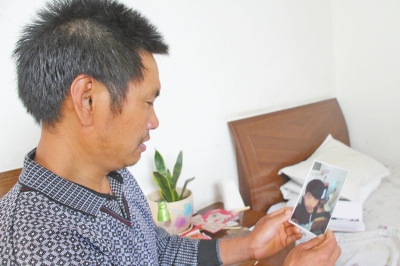 46歲的山村農(nóng)民祁振崗在失去兒子的同時，又陷入了“沒錢帶兒子回家”的揪心之痛中。