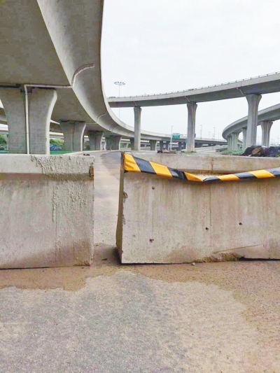  京廣快速路北延地面道路北三環(huán)入口處，一排石墩擋道，不讓入內(nèi)。