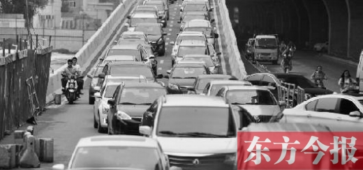 昨日，鄭州市大學(xué)路與隴海路交叉口處，因封閉施工，現(xiàn)場堵成停車場
