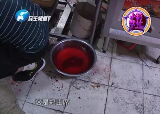 老板竟突然在廚房?jī)?nèi)割腕自殺!發(fā)現(xiàn)意外情況后，小莉趕緊對(duì)傷者進(jìn)行包扎，并撥打了120急救電話。