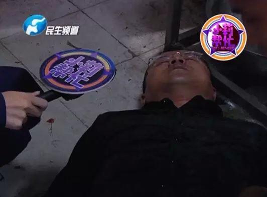 老板竟突然在廚房?jī)?nèi)割腕自殺!發(fā)現(xiàn)意外情況后，小莉趕緊對(duì)傷者進(jìn)行包扎，并撥打了120急救電話。