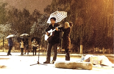 雪夜鄭大新校區(qū)的這一幕是不是也溫暖了你？