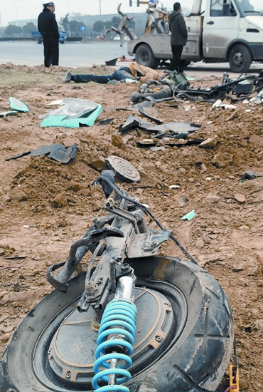 現(xiàn)場散落大量電動車碎片，車輪已完全脫離車體，可見當時車禍的慘烈程度