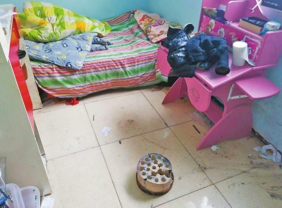 在理發(fā)店死者居住的臥室內(nèi)，地上放有一個(gè)大煤球。