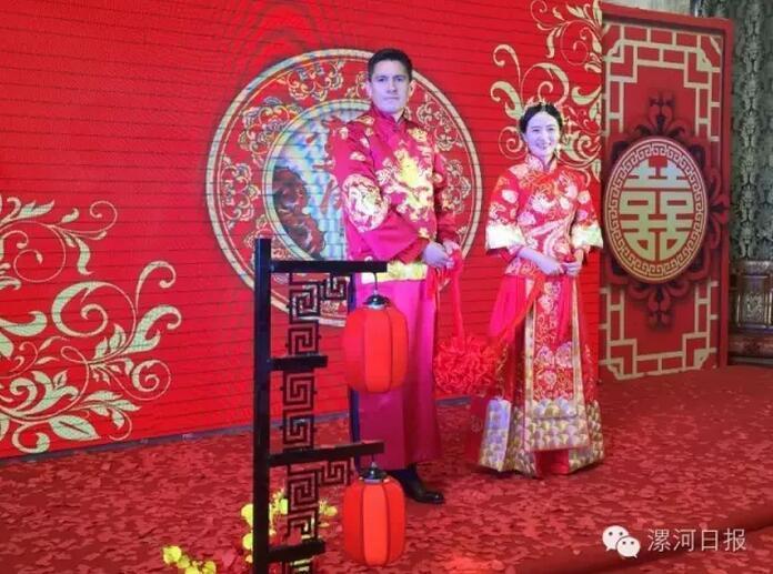 漯河姑娘與英國小伙辦中式婚禮 跨火盆跨馬鞍 漯河姑娘與英國小伙辦中式婚禮 跨火盆跨馬鞍