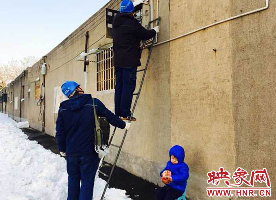 5歲娃冰天雪地睡著。