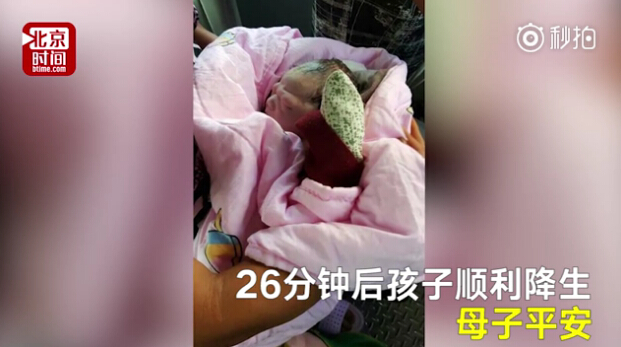 河南一產(chǎn)婦情況緊急 大夫救護(hù)車上跪著接生衣服濕透