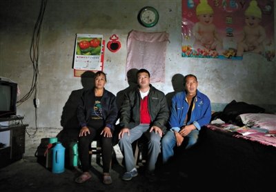 10月18日，自鋸病腿的鄭艷良所在的保定市清苑縣東臧村，有多家農(nóng)戶大病難醫(yī)，村民王新建（中）得了白血